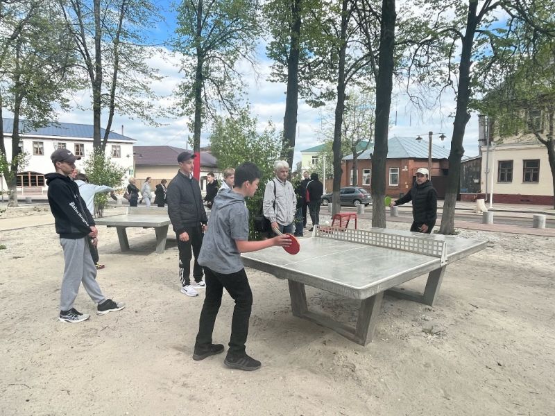 В сквере Водонапорной башни состоялись соревнования по настольному теннису, открывающие летний сезон среди молодёжи Зарайска!