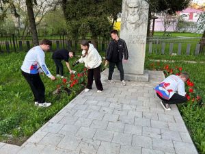 Чистоту и порядок у памятника Димитра Благоеву навели зарайские волонтеры