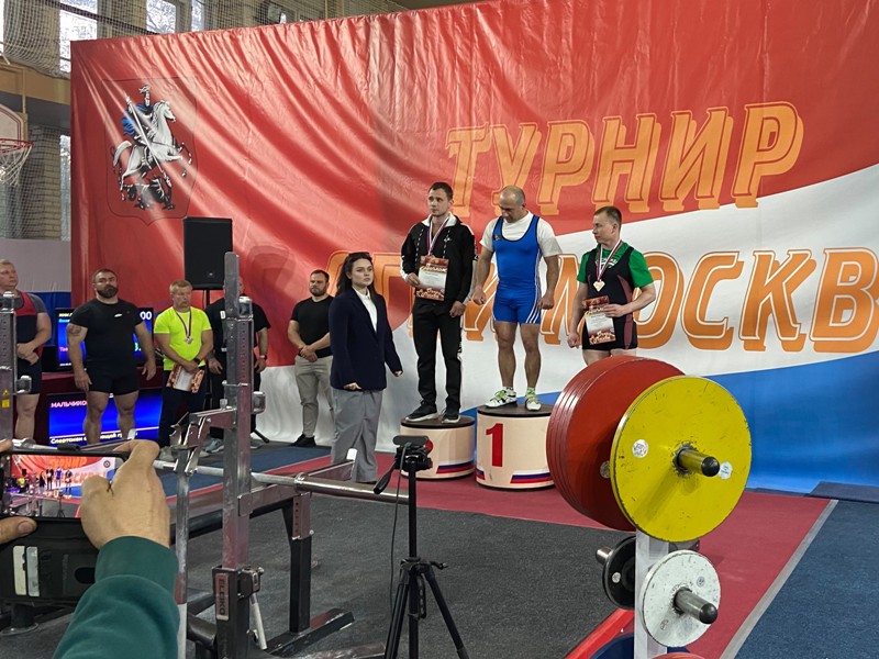 Зарайский спортсмен Евгений Чинаров одержал победу на Всероссийском турнире по пауэрлифтингу.