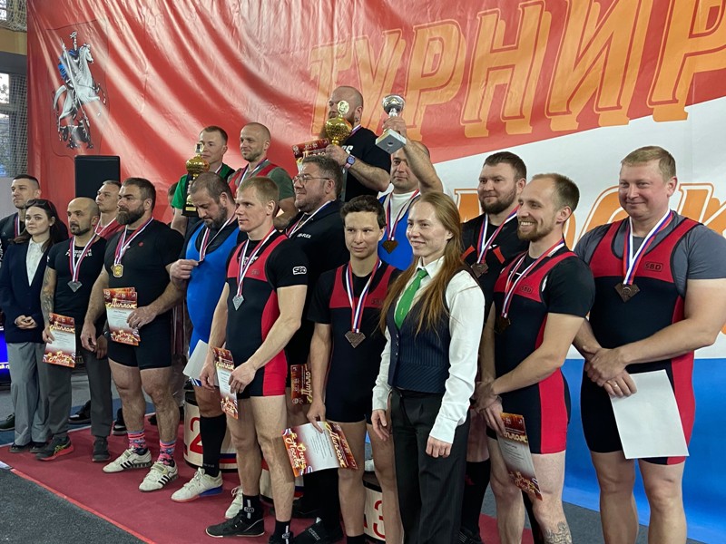 Зарайский спортсмен Евгений Чинаров одержал победу на Всероссийском турнире по пауэрлифтингу.