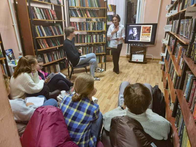 В Центральной библиотеке в рамках клуба «Не формат» состоялся литературный КиноКвиз «Книгофильм в эмодзи».