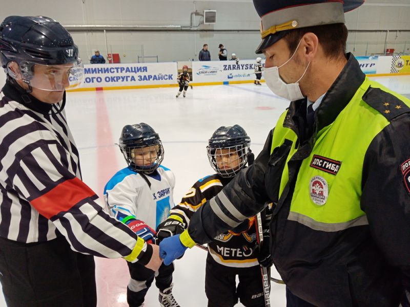 Автоинспекторы Зарайска напомнили юным хоккеистам о важности ношения световозвращающих элементов