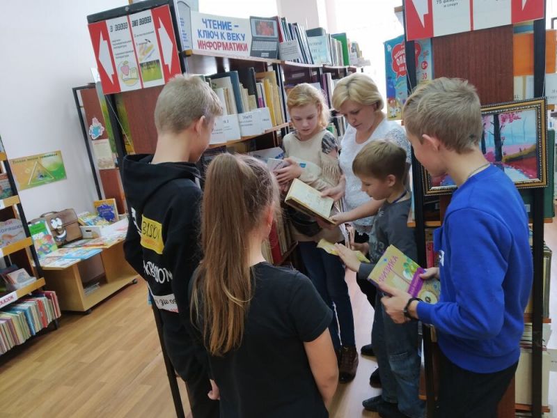 В дни школьных каникул сотрудники Зарайской детской библиотеки традиционно проводят обзоры книг для юных посетителей.