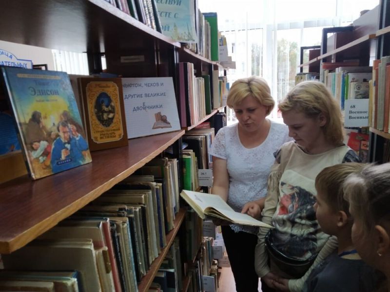 В дни школьных каникул сотрудники Зарайской детской библиотеки традиционно проводят обзоры книг для юных посетителей.