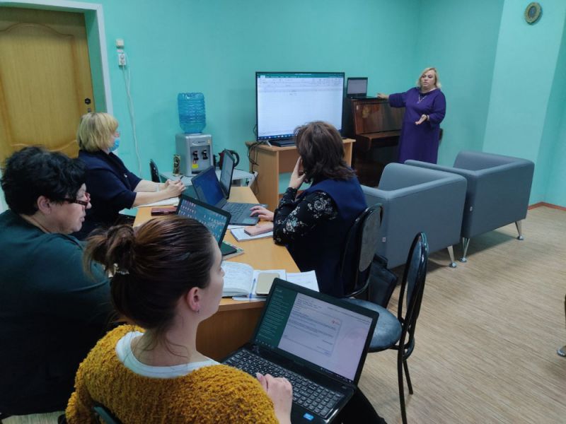В МБУ «ДК посёлка «Зарайский» для заведующих сельскими домами культуры прошёл мастер-класс по ведению социальных сетей и работе в таблице Excel.