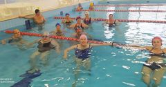 Среди доступных видов спорта, отвечающих возрастным потребностям и возможностям пожилых людей, выделяется плавание в бассейне.

