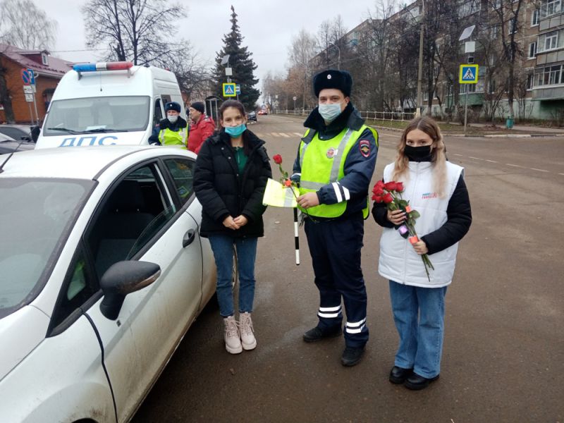 Зарайские автоинспекторы напомнили женщинам о дорожной безопасности в преддверии Дня Матери.