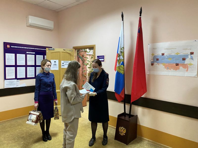 В отделении по вопросам миграции ОМВД России по г.о. Зарайск школьникам вручили первые паспорта
