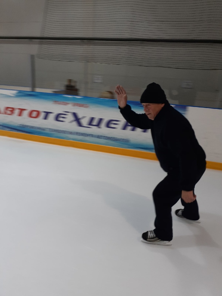 На базе Ледового спортивного комплекса продолжаются занятия по катанию на коньках для граждан пожилого возраста.