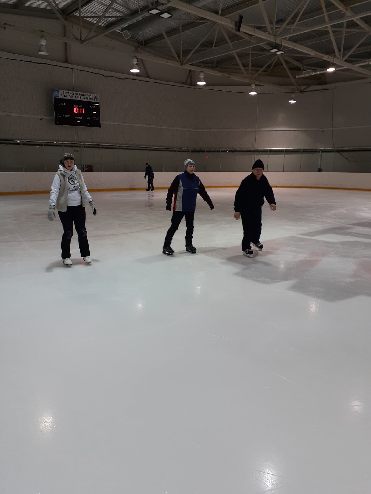 На базе Ледового спортивного комплекса продолжаются занятия по катанию на коньках для граждан пожилого возраста.