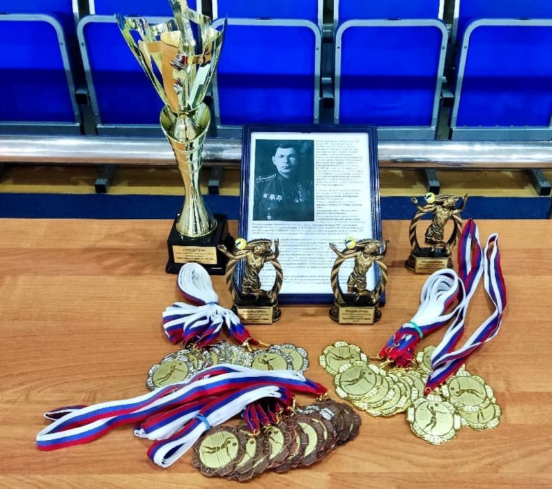 В универсальном зале дворца спорта «Зарайск» состоялся предновогодний праздник волейбола —​ Турнир среди мужских команд
