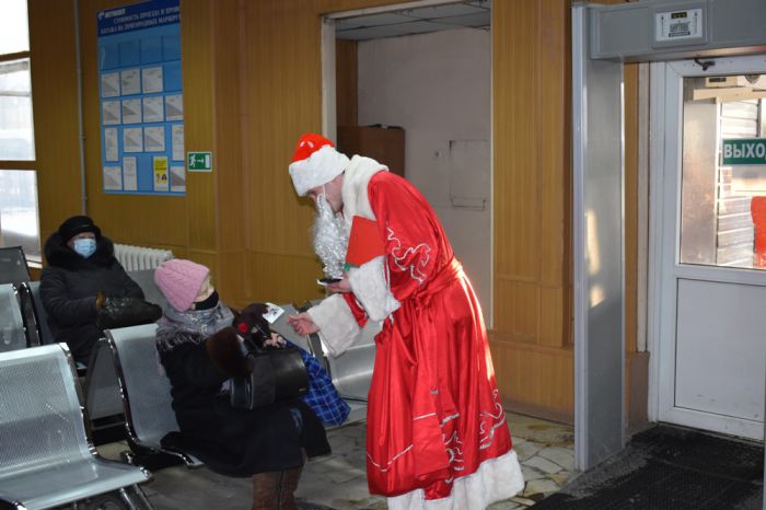Дед Мороз и Снегурочка отправились в путешествие по автовокзалам и автостанциям Мострансавто.