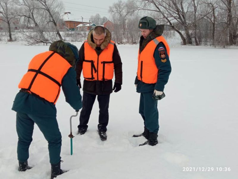 В результате проведенного мониторинга толщина льда на 30.12.2021 г. в районе плотины р. Осётр составляет от 17 до 20 см. 