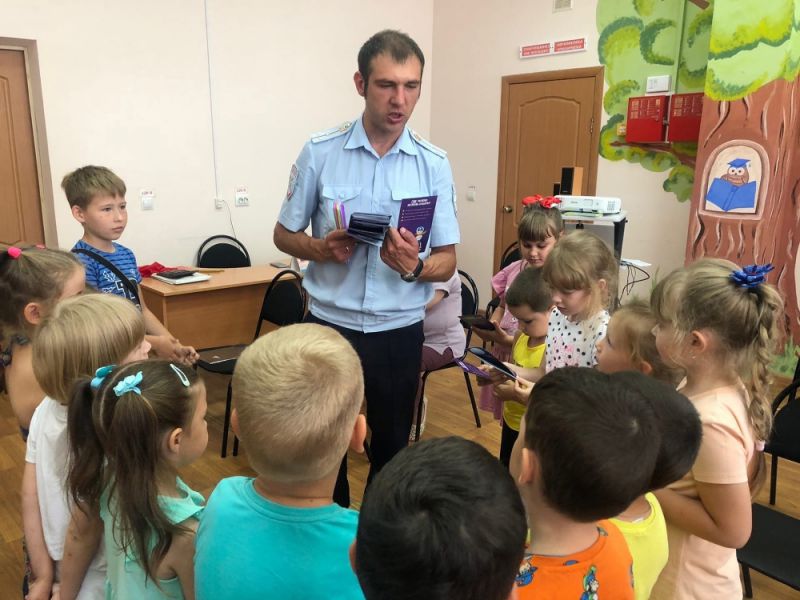 Зарайская детская библиотека совместно с сотрудниками ГИБДД, отметили Международный День Светофора