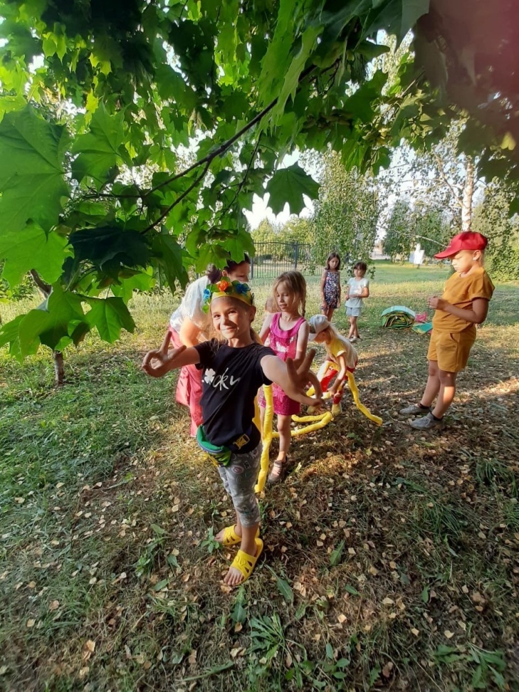 Сотрудники Октябрьского СДК провели для детей экскурсию-пикник «Заповедный остров».