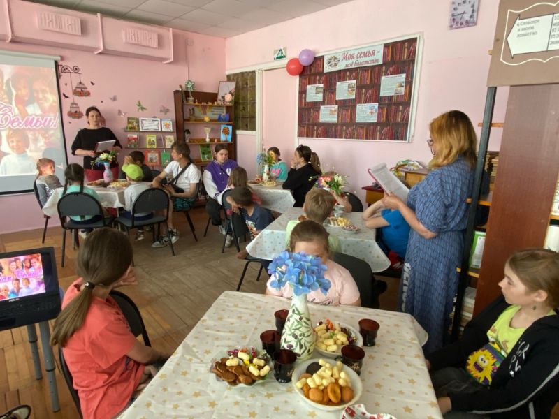 К Международному дню семьи сотрудники Октябрьского СДК совместно с Сельской библиотекой провели семейный праздник 