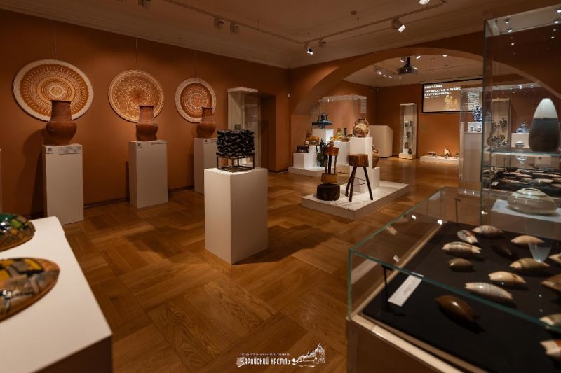 В Зарайском музее проходит выставка под названием «Искусство в ремесле. Круг гончара». На ней представлены работы современных художников, созданные с использованием гончарной техники.