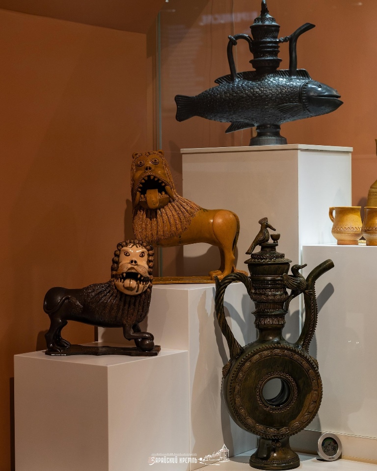 В Зарайском музее проходит выставка под названием «Искусство в ремесле. Круг гончара». На ней представлены работы современных художников, созданные с использованием гончарной техники.