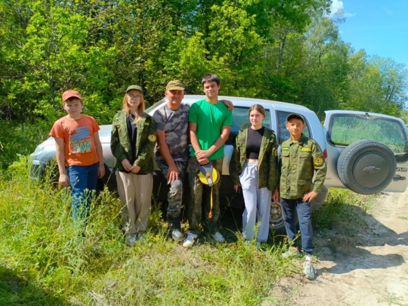 Школьники из Зарайска вместе с лесничими изучают непарного шелкопряда