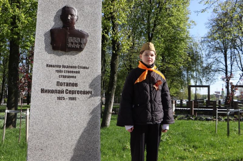 Вместе с юнармейцами, депутатами и жителями возложили цветы и венки к памятникам Великой Отечественной войны