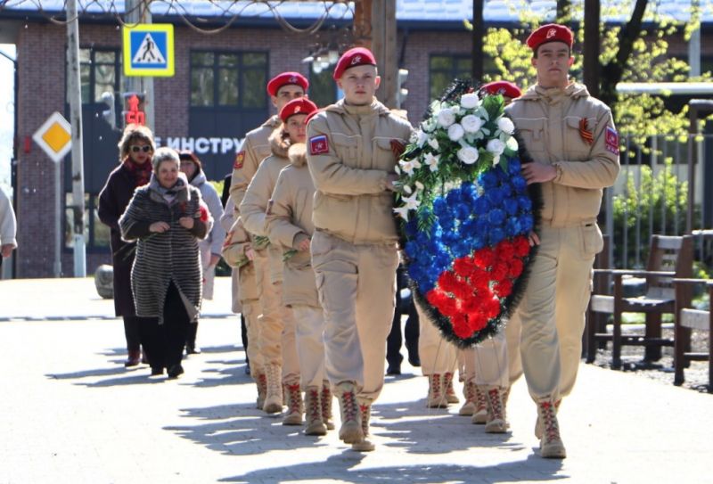Вместе с юнармейцами, депутатами и жителями возложили цветы и венки к памятникам Великой Отечественной войны