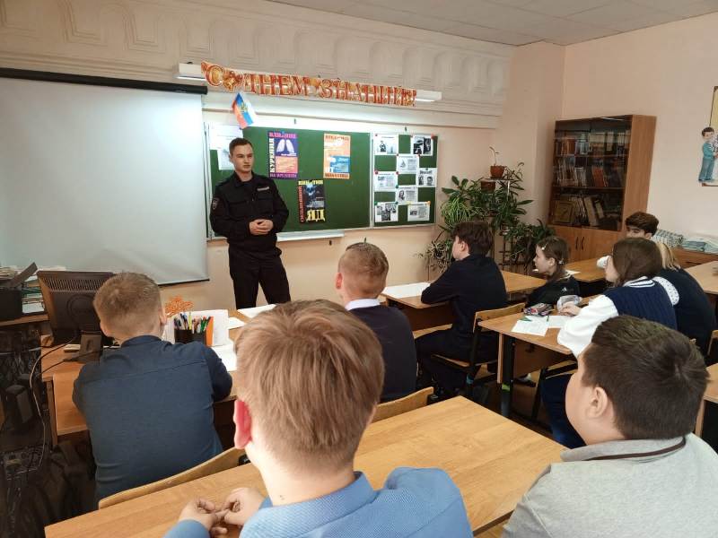 В Зарайске полицейские провели агитационную акцию для школьников

